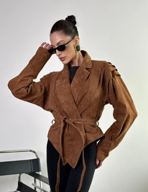Модная приталенная куртка с плечиками - крылышками из замши Camel - фото 9