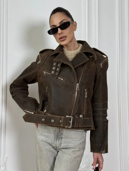 Коричневая куртка- косуха из натуральной винтажной кожи с отложным воротником и молниями на плечах - фото 5