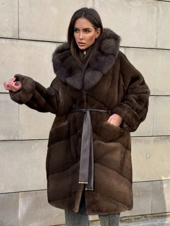 Шуба из плюшевой норки Velvet с капюшоном из меха куницы, средней длины - фото 5
