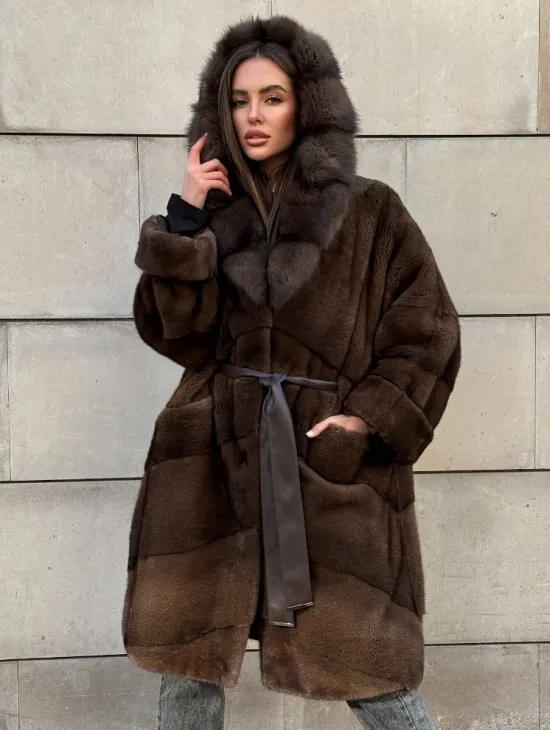 Шуба из плюшевой норки Velvet с капюшоном из меха куницы, средней длины - фото 4