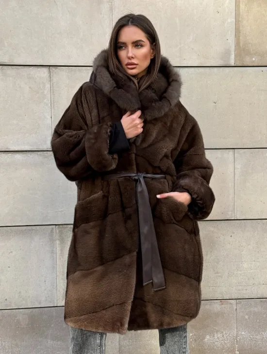 Шуба из плюшевой норки Velvet с капюшоном из меха куницы, средней длины - фото 7