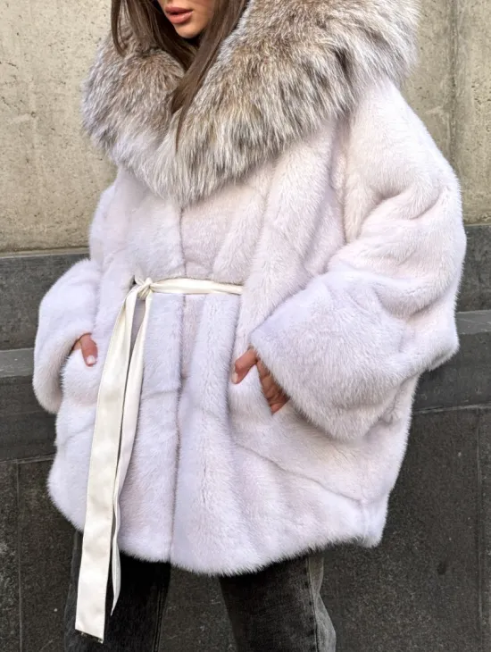 Белая норковая шуба-кимоно с капюшоном из отделки рыси - фото 1
