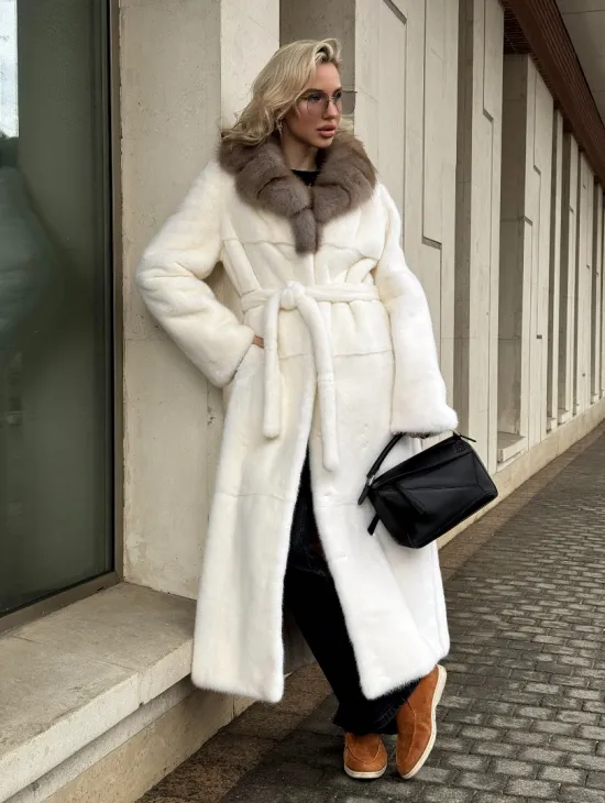 Длинная белая норковая шуба с воротником из меха куницы - фото 10