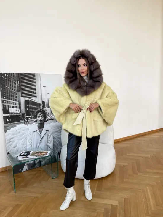 Норковое пончо с капюшоном из меха куницы - фото 3