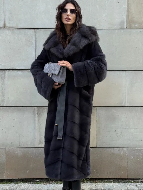 Норковая шуба в цвете графит с капюшоном из куницы - фото 8