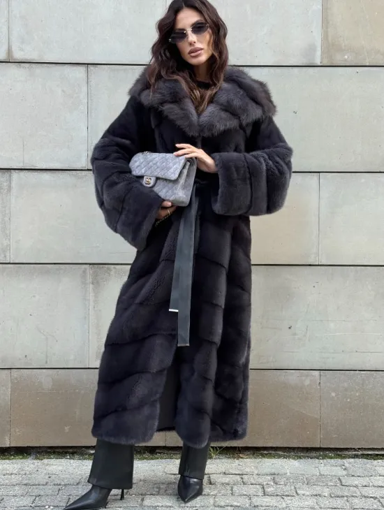 Норковая шуба в цвете графит с капюшоном из куницы - фото 6
