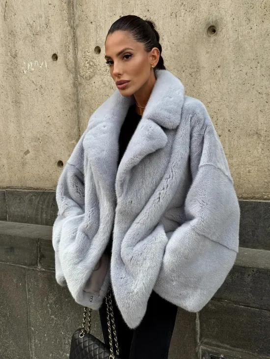 Элегантный полушубок из скандинавской норки небесно-голубого оттенка - фото 0