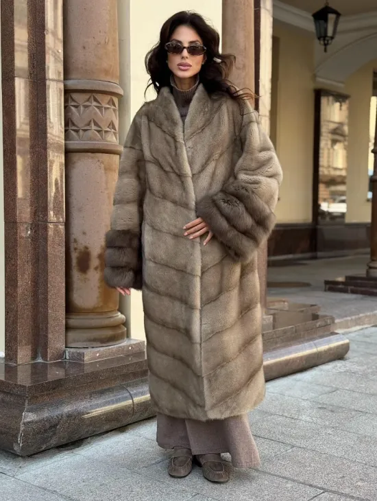 Шуба норковая пастель прямого кроя с отделкой на рукавах из меха куницы - фото 5