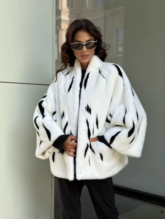 Белый норковый полушубок с рисунком - фото 9