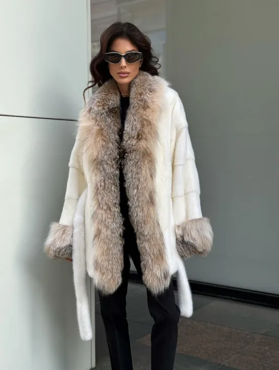 Женская белая норковая шуба с отделкой из меха рыси - фото 11