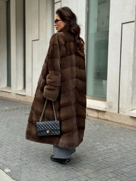 Шуба из плюшевой норки Velvet с V-образным воротником - фото 2