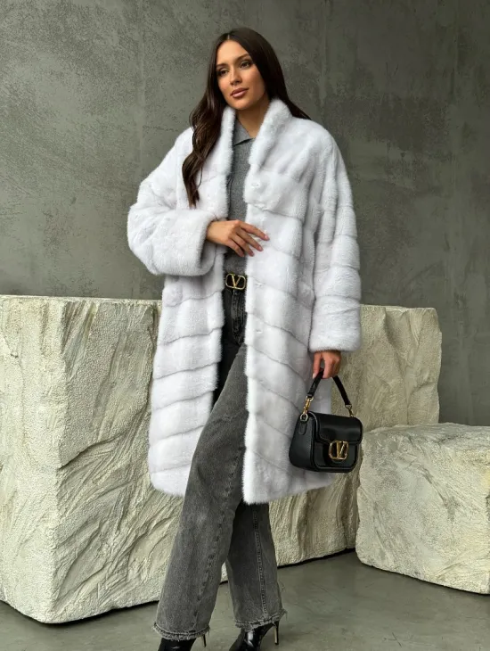 Белая норковая шуба с V-образным воротником - фото 7