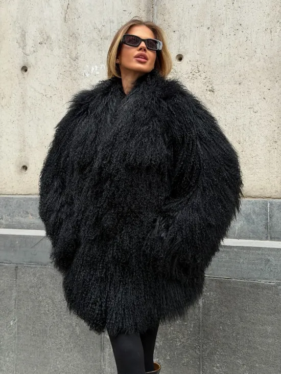 Черная шуба из ламы V-образный вырез - фото 5