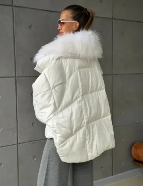 Белый зимний пуховик с мехом - фото 7