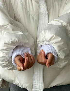 Белый зимний пуховик с мехом - фото 3