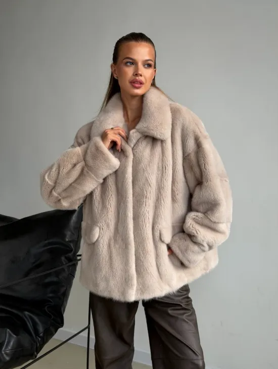 Короткая норковая шуба в цвете нюд - фото 10