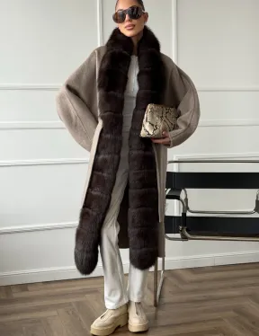 Длинное пальто с мехом финского песца - фото 3