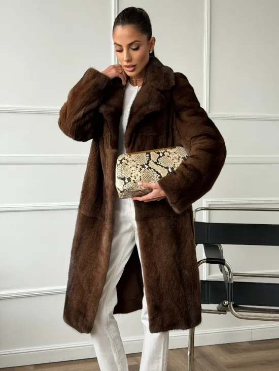 Норковая шуба средней длины со шлицами по бокам - фото 6