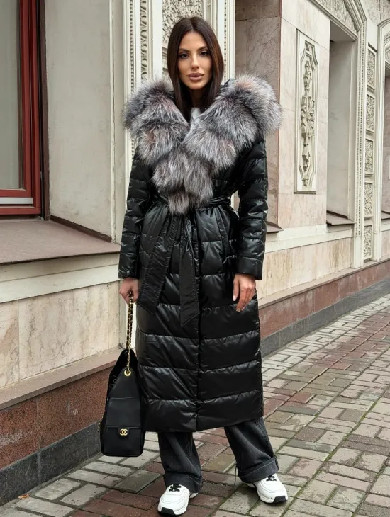 Чёрное пуховое пальто с меховым капюшоном из чернобурки - фото 0
