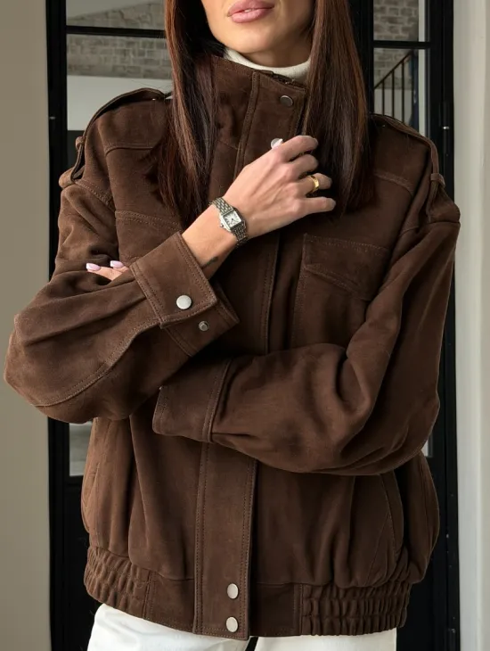 Коричневая куртка из натуральной замши тренд 2026 - фото 5