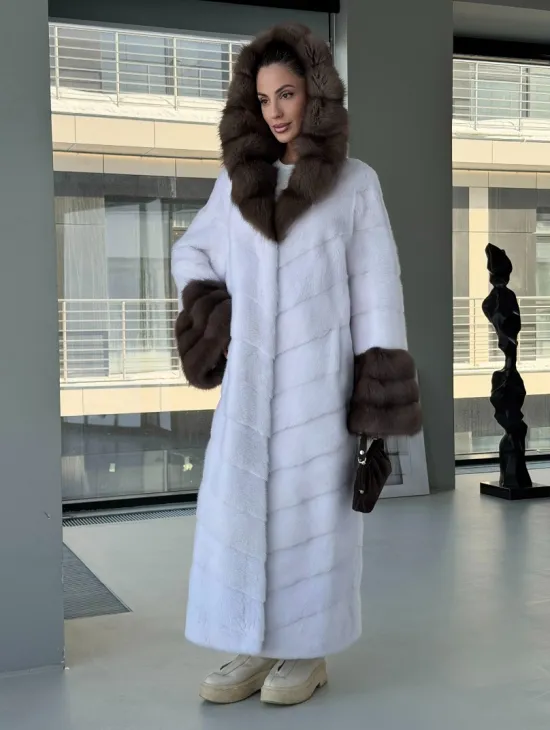 Белая норковая шуба с отделкой из куницы на рукавах и капюшоне - фото 8