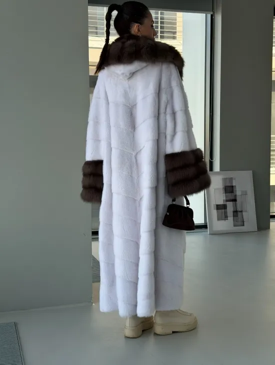 Белая норковая шуба с отделкой из куницы на рукавах и капюшоне - фото 2