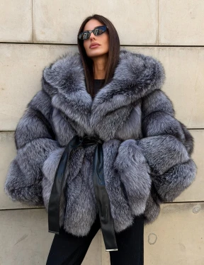 Шуба пончо с капюшоном из меха чернобурки - фото 18