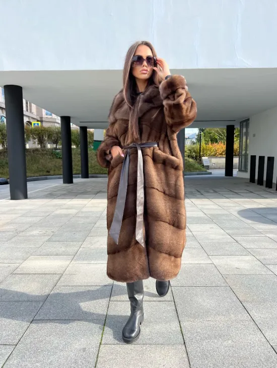 Шуба из аукционной норки NAFA MINK с капюшоном из меха куницы - фото 2