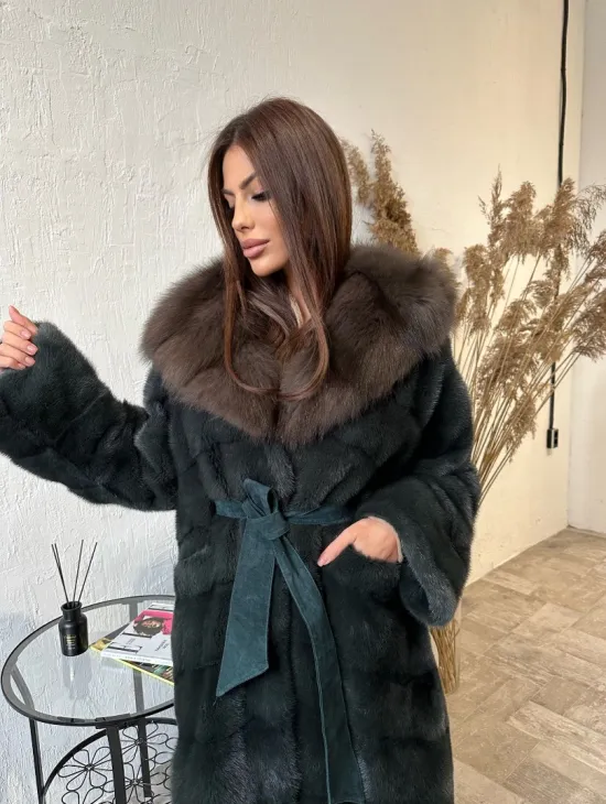 Шуба норковая с капюшоном из меха куницы в цвете малахит - фото 3