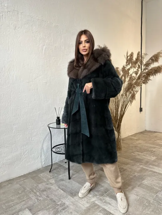 Шуба норковая с капюшоном из меха куницы в цвете малахит - фото 0