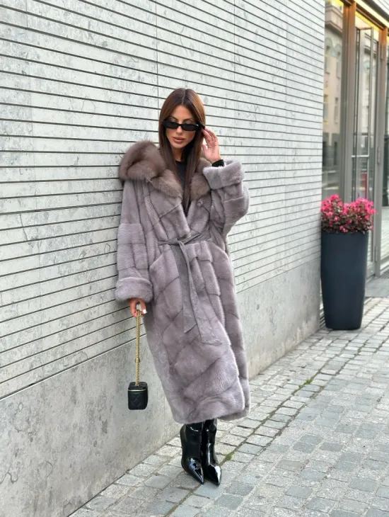 Изысканная норковая шуба с капюшоном из меха куницы - фото 4