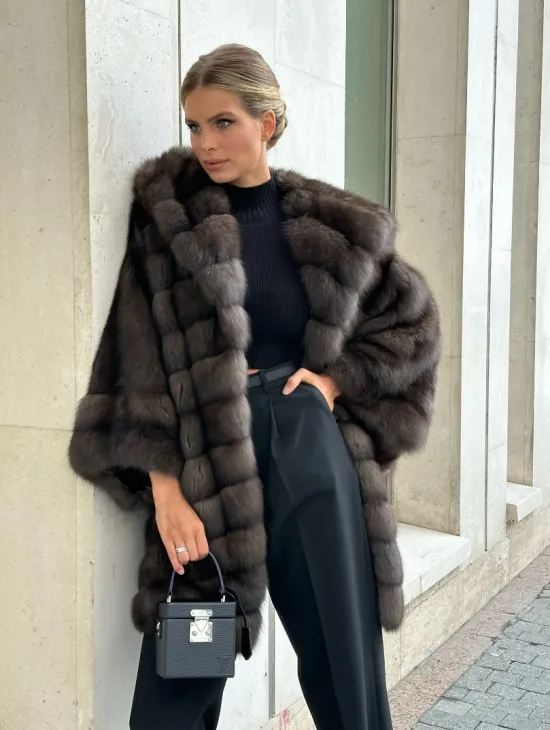 Эффектный жакет из меха соболя с капюшоном седина 1/2 - фото 1