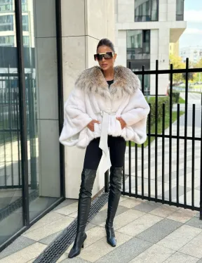 Белое норковое манто с капюшоном из меха рыси - фото 7