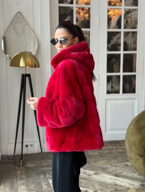 Красная короткая шуба из меха норки с капюшоном, паркет - фото 6